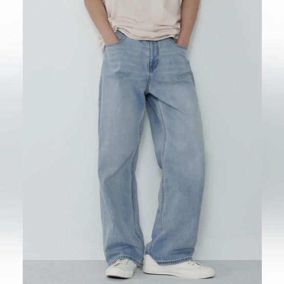 Relaxed Fit Blue Jeans with Classic Style - Picture 1 of 5